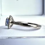 Pierścionek z szafirem w białym złocie